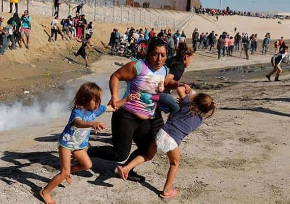 משמר הגבול יורה גז מדמיע על שיירת המהגרים בגבול מקסיקו