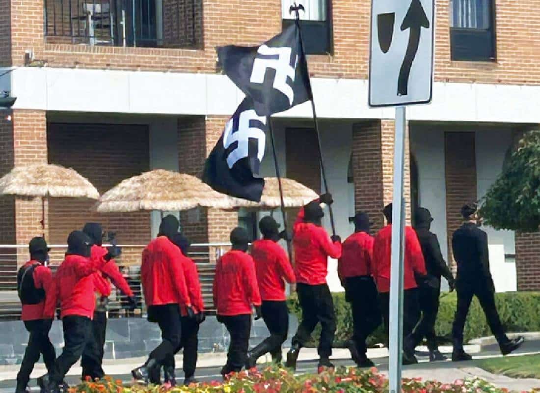 עיר באוהיו תובעת ארגון ניאו-נאצי על מסע הפחדה נגד קהילת מהגרים