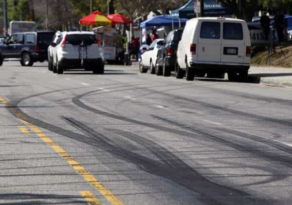 תאונת דרכים קטלנית בדרום קליפורניה: חשד שמדובר במרוצי רחוב בין אם לבנה
