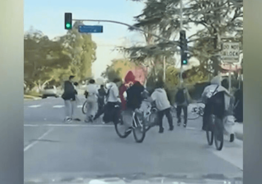 סמוך לבוורלי הילס: נהג הותקף על ידי עשרות נערים