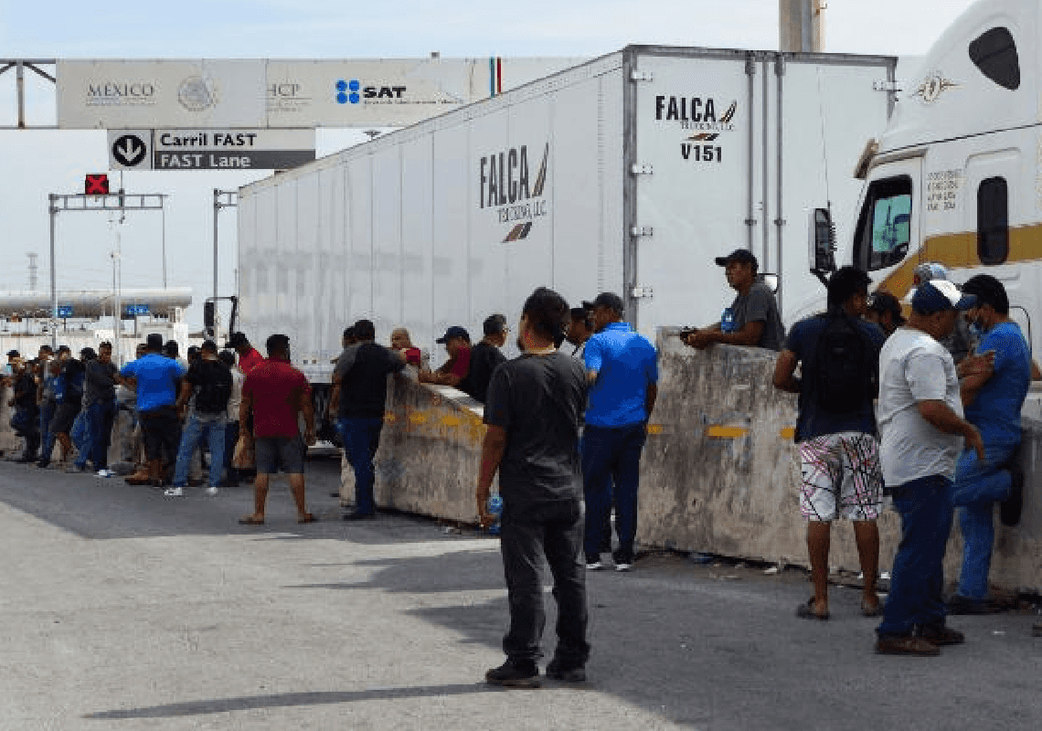 נהגי משאיות במקסיקו חסמו גשר לארה"ב - במחאה על המדיניות של מושל טקסס
