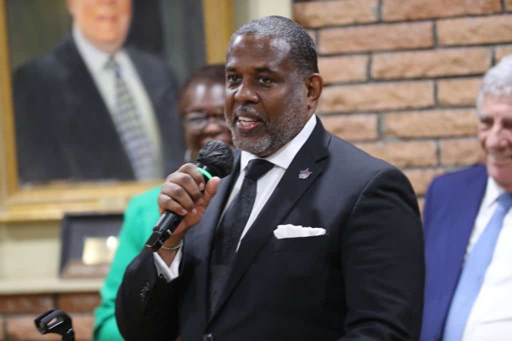 סנאטור מדינת ניו יורק מואשם באונס: "בא אל דירתי לראות תמונות - וביצע את זממו"