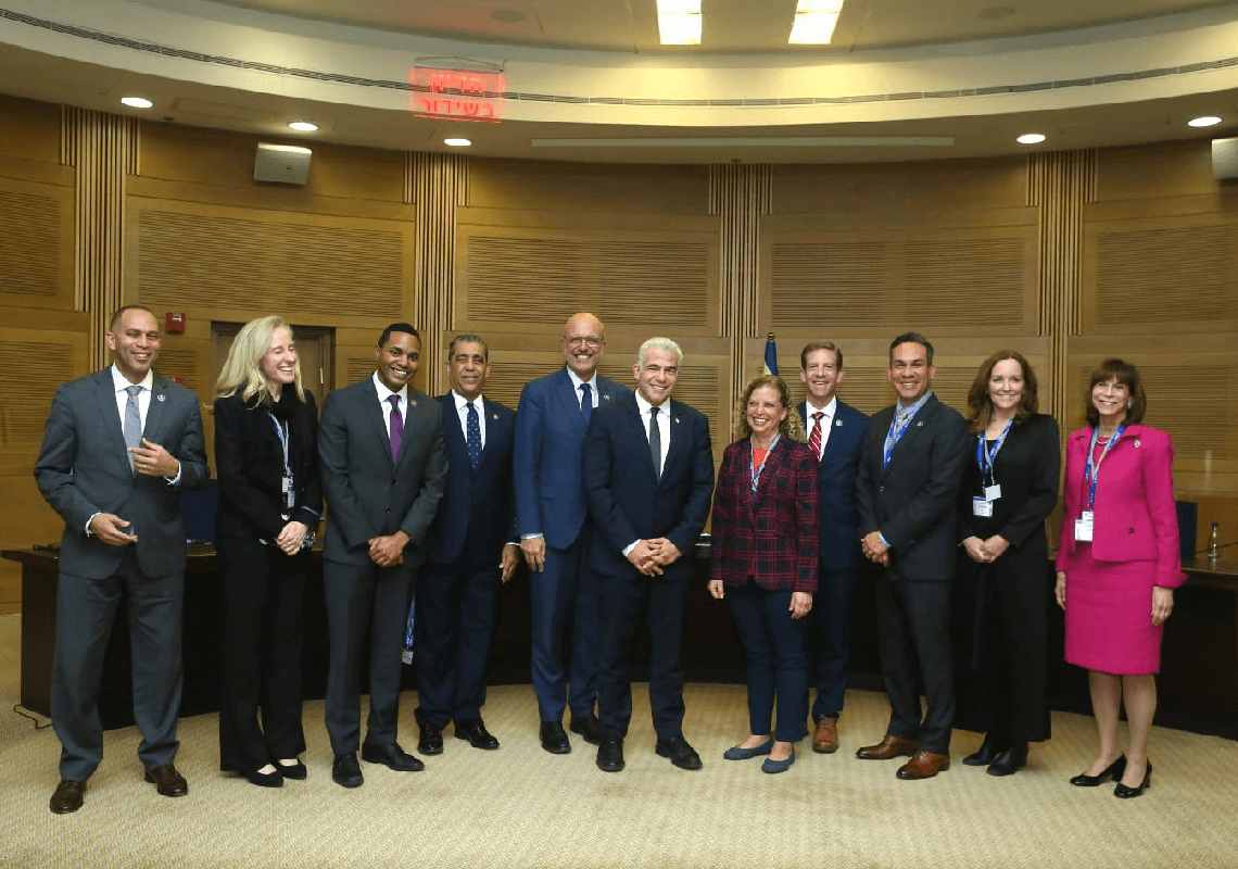 בעוד 'הסקווד' פוגעים בתדמית המפלגה – 14 נציגים דמוקרטים הגיעו לביקור בישראל