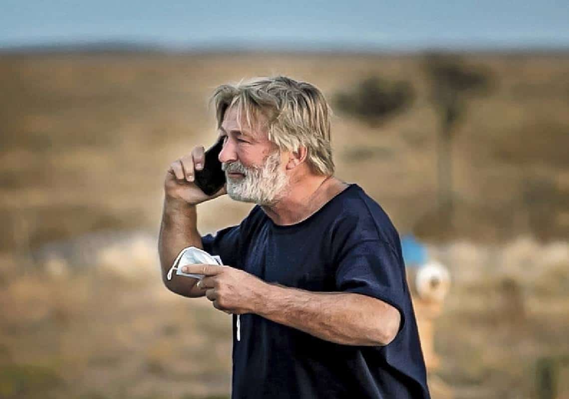 "עוזר הבמאי נתן לו את האקדח ואמר - 'אקדח קר'": האם אלק בולדוויון יישפט ועלול להיכנס לבית הסוהר?