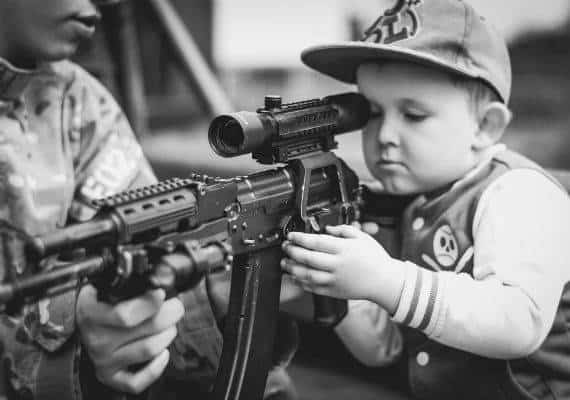 לוס אנג'לס: קרן הפנסיה הגדולה של המורים יוצאת נגד ספקי נשק