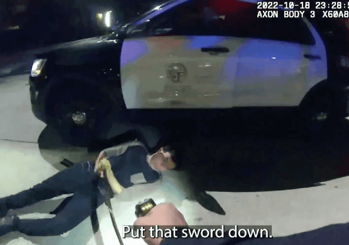 משטרת אל.איי בתיעוד מעצר התוקף עם החרב הסמוראית - שניסה לרצוח את אמא שלו 