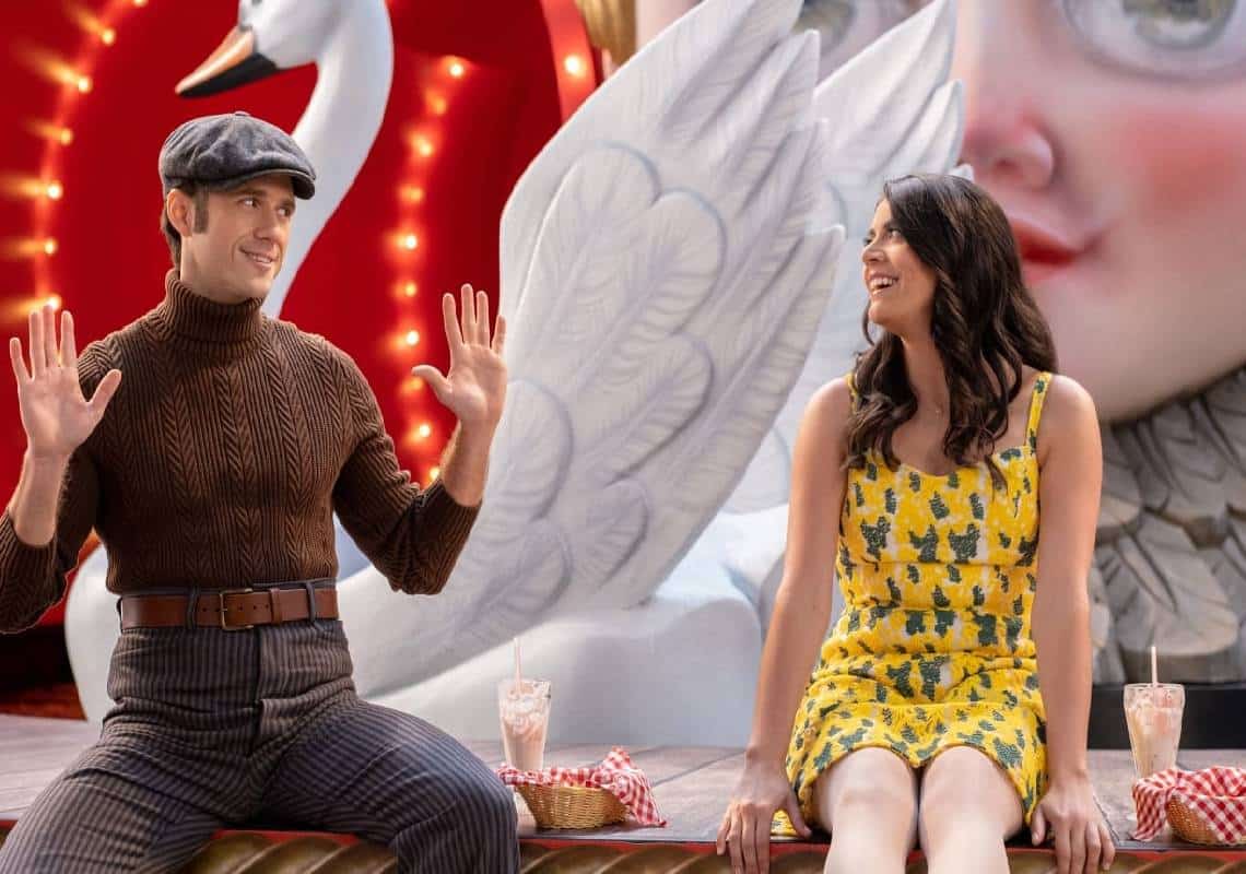 המיוזיקל חדש של אפל טיוי הוא פרודיה מוצלחת וחכמה על מחזות זמר