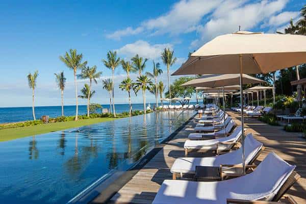 חופשה עוצרת נשימה: ריצה על סלעים במים, טיפוס על עצים ושחייה באוקיאנוס הנושק לחופי הוואי 