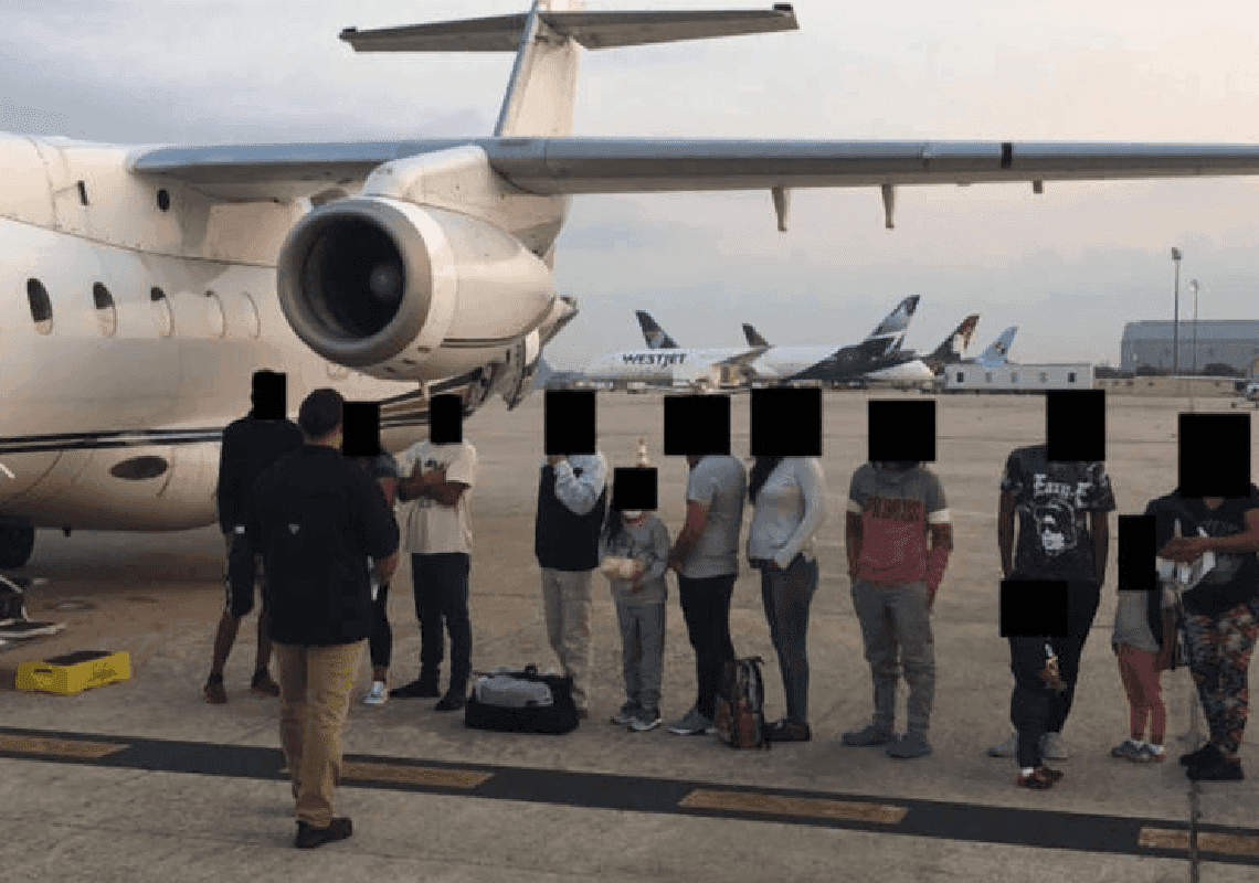 תכסיס של דה-סנטיס? מטוס מהגרים נוסף נחת בבירת קליפורניה