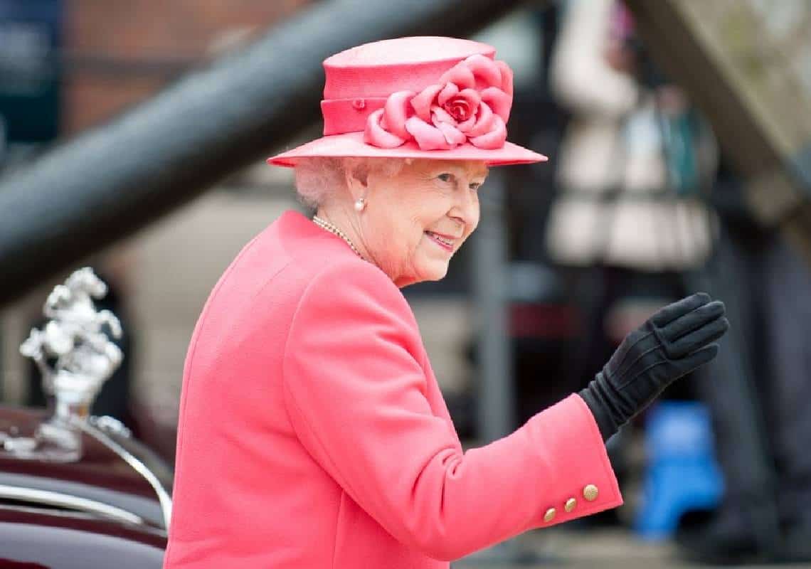 לאחר שנדבקה בקורונה, גורם בארמון מרגיע: ״המלכה אליזבת מרגישה בסדר, וממשיכה לבצע מטלות קלות״