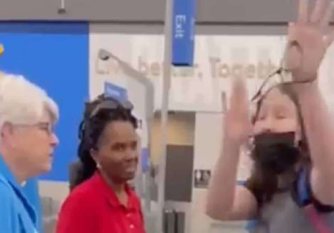 צפו: עקפה בתור בוולמארט, נתפסה, והחלה לעבור התמוטטות עצבים ולצרוח - "עקפתי בגלל שנאנסתי, לא יכולה שגבר יגע בי"