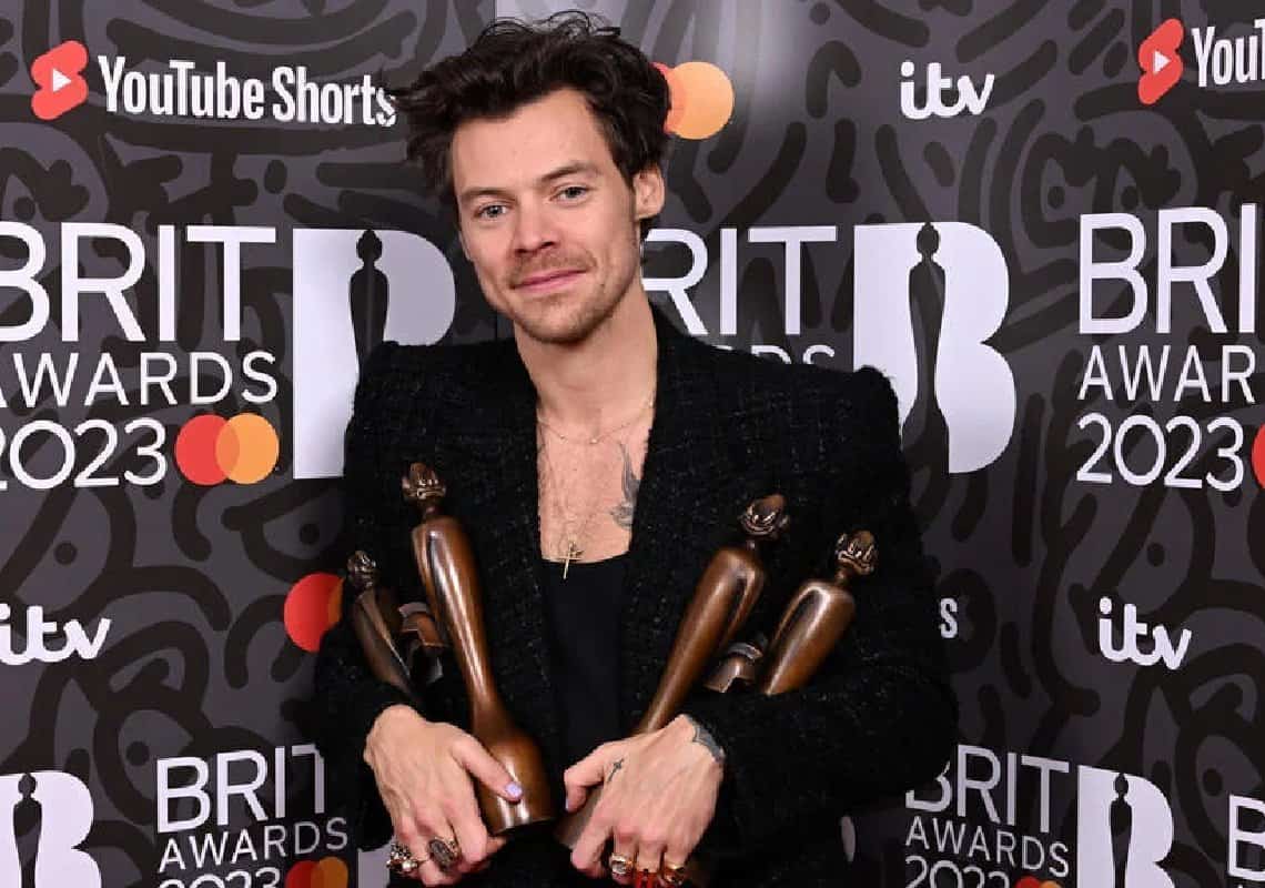 הארי סטילס קיבל את פרס טקסי המוזיקה הבריטית: ״הפרס הזה מוקדש למוזיקאיות שהודרו מהערב״