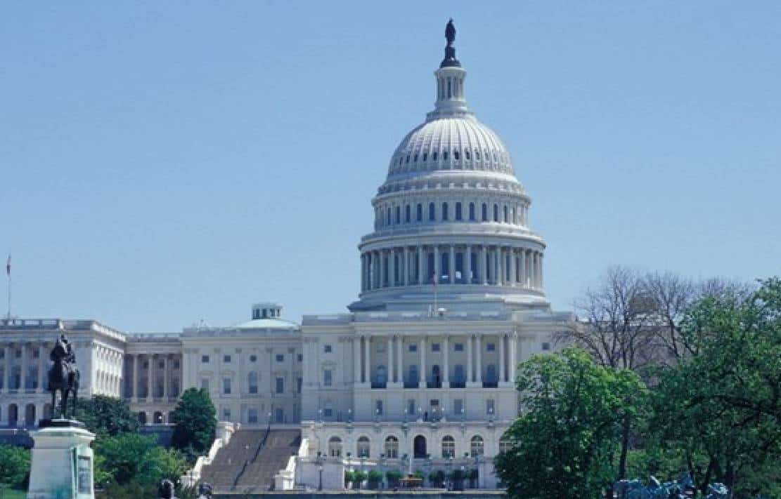 הקונגרס קורא לביידן: "תשלח לקייב פצצות מצרר"