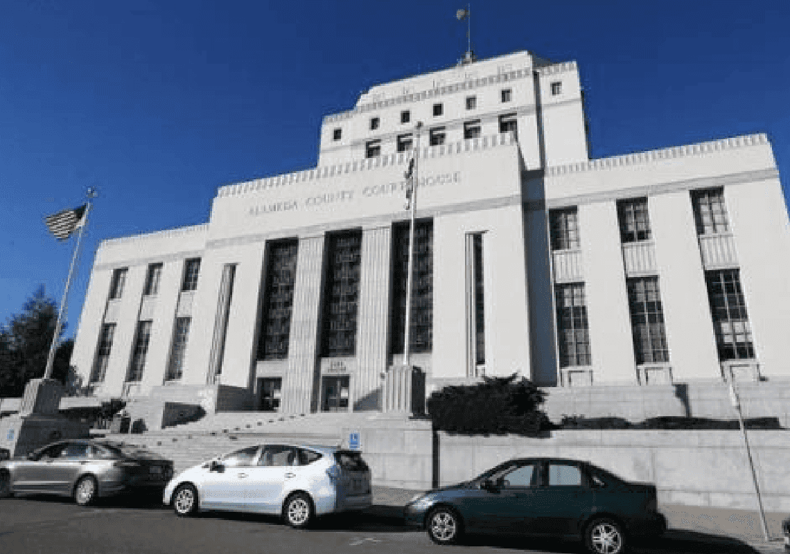 קליפורניה: שלושה רעולי פנים ביצעו מארב - ושדדו שופט מחוזי