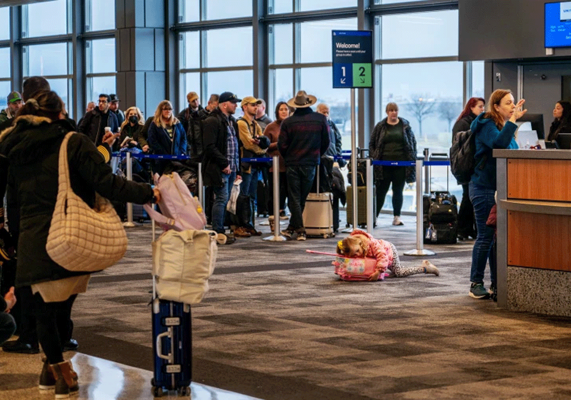 המוני מטיילים תקועים בשדות התעופה: אלפי ביטולי טיסות ברחבי ארה"ב
