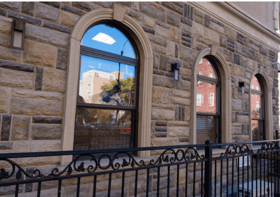 ניו יורק: נערים השליכו מוט ברזל לתוך בית כנסת בזמן שנערכה בו תפילה