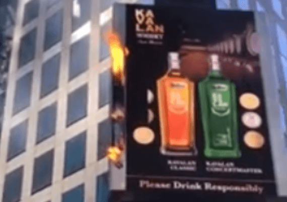 שלט פרסום ענק בטיימס סקוור עלה באש - העוברים והשבים תיעדו את הלהבות