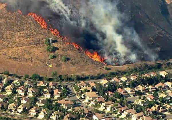 הלהבות הגיעו לבתי מגורים: צווי פינוי לאזורים נרחבים במחוז ונטורה‎