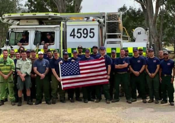 "גיבורי על אמיתיים": 20 כבאים שבו לקליפורניה לאחר חודש באוסטרליה