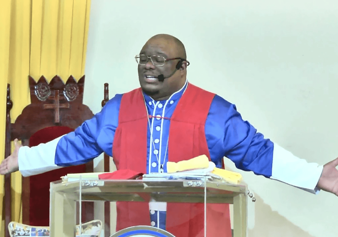 כומר ג'מייקני ועשרות חברי הכנסייה שלו נעצרו לאחר ש"הקריבו" שני אנשים