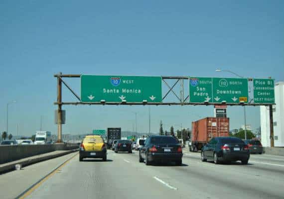 לוס אנג'לס: אוטובוס התהפך בכביש 10, ארבעה במצב קשה