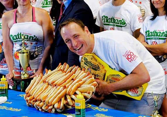 בפעם ה-11: "מלתעות" זכה בתחרות אכילת נקניקיות