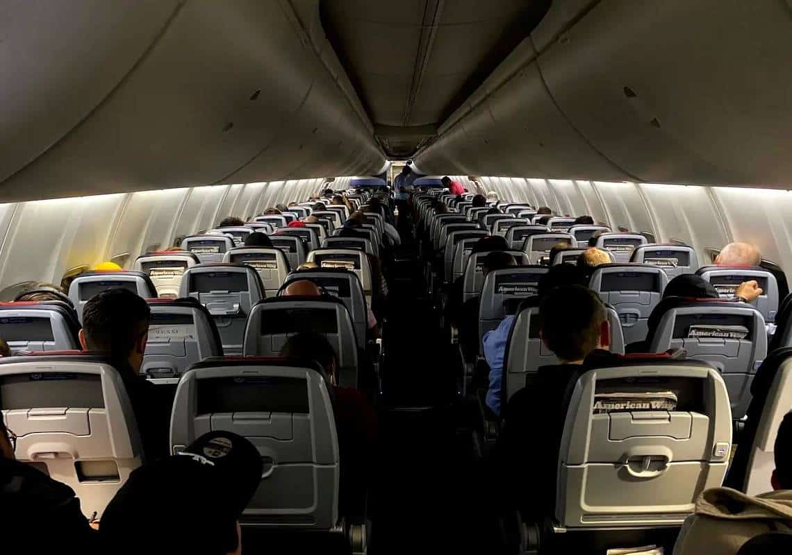 קבוצת צעירים השתוללה וסירבה לחבוש מסכות: הטיסה התעכבה ב-24 שעות