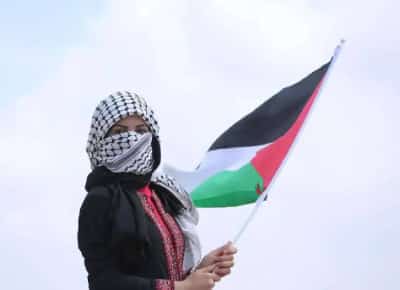 טקס סיום או הפגנה? הסערה שמטלטלת את בית הספר למשפטים בקליפורניה