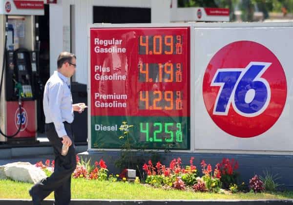 מכה לנהגים בקליפורניה: זינוק חד נרשם במחירי הדלק