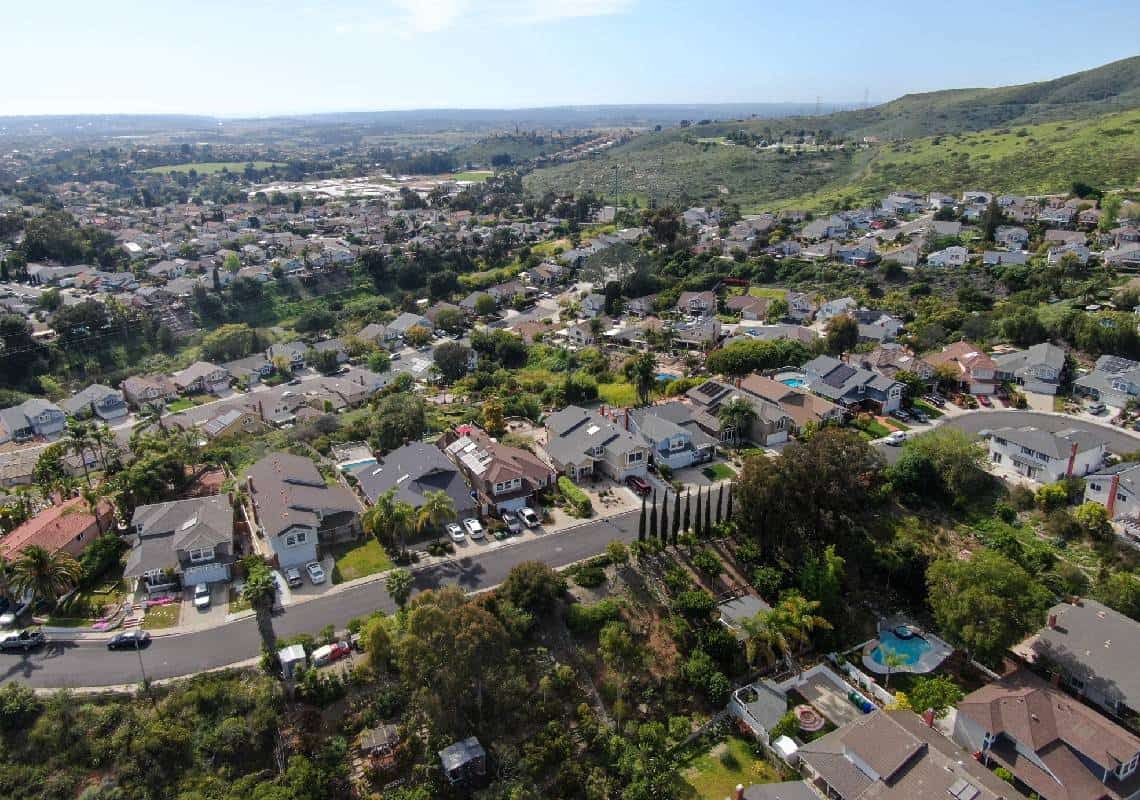 בתי דירות לצד וילות יוקרתיות? קליפורניה אישרה הצעת חוק שנויה במחלוקת