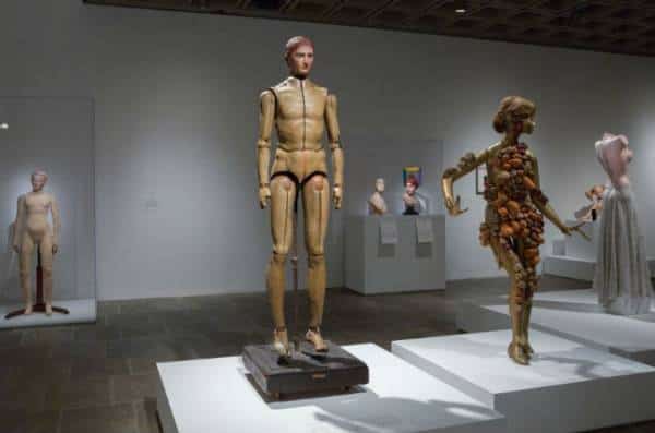 השילוש הקדוש: אם לא תגיעו לתערוכה הראשונה, יש סיכוי שתבקרו בשניה ובטח שתספיקו לשלישית