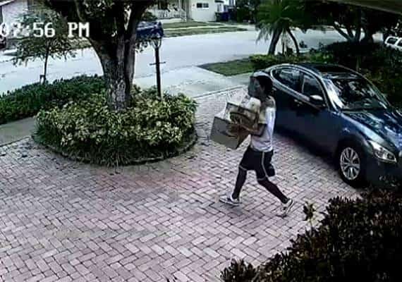 מיאמי: חיפושים אחר חשודים בגניבת חבילות מבתים