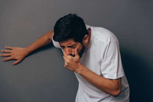 מחפשים תרופה יעילה לבחילות? נסו להריח אלכוהול