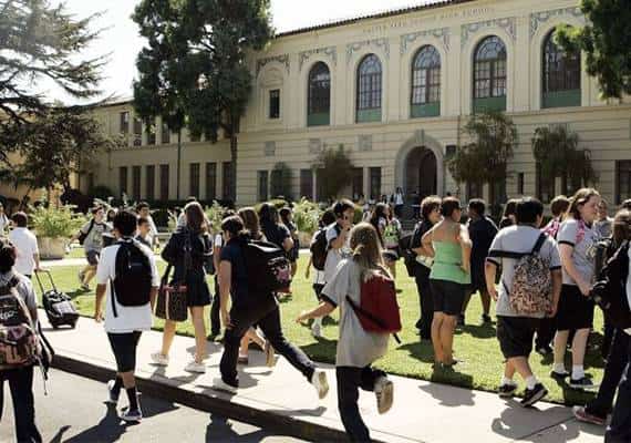 לוס אנג'לס: אישה נעצרה בחשד למעילה מבית ספר בנורת' הוליווד