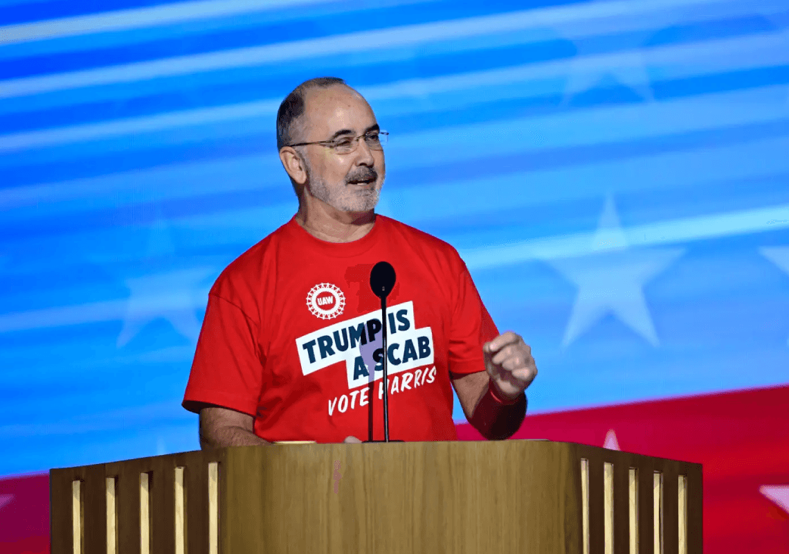 מפנה דרמטי: יריב פוליטי של טראמפ מברך על מכסי הרכב החדשים