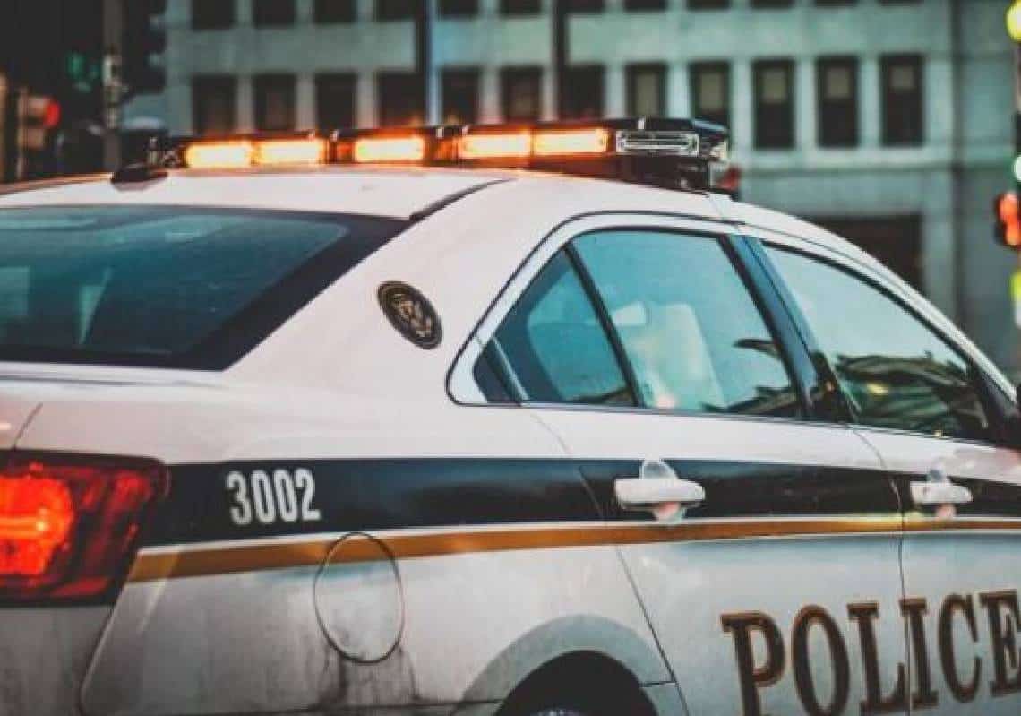 צפו: האבא נעצר, בנו בן ה-4 החל לירות באקדח על השוטרים