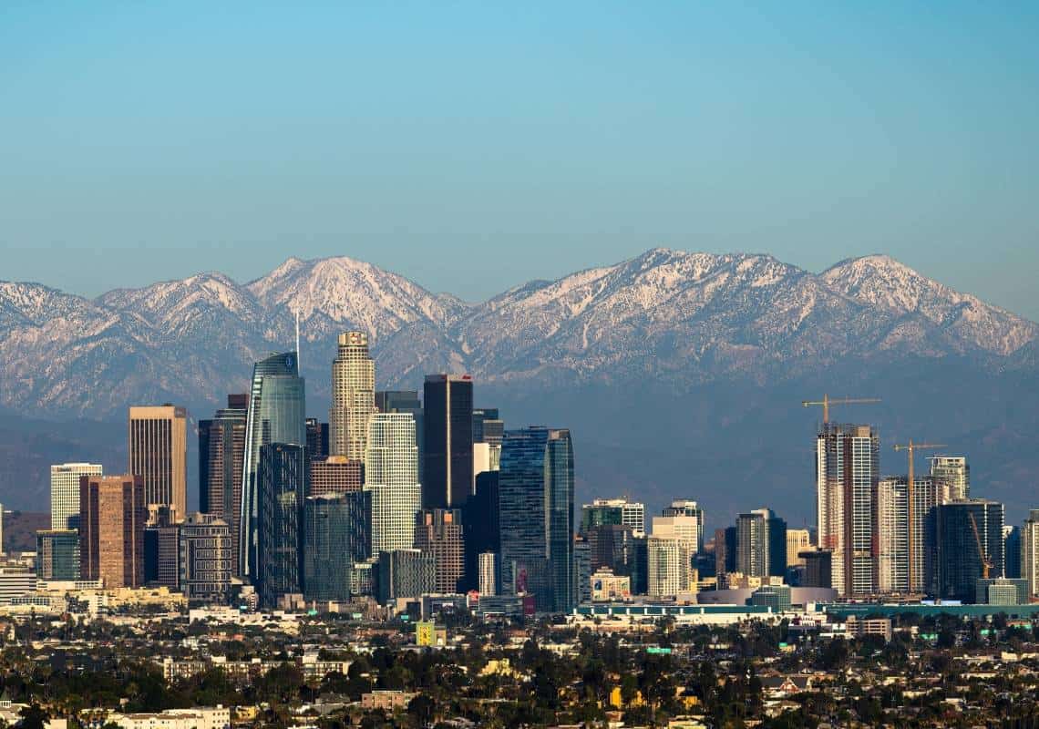 ירידה נוספת במספר חולי הקורונה בבתי החולים: האם מחוז לוס אנג'לס יבטל את חובת עטיית המסכות?