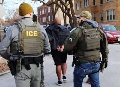 איך הופכים לציד המהגרים: המדריך הסודי להצטרפות לרשות ההגירה של טראמפ