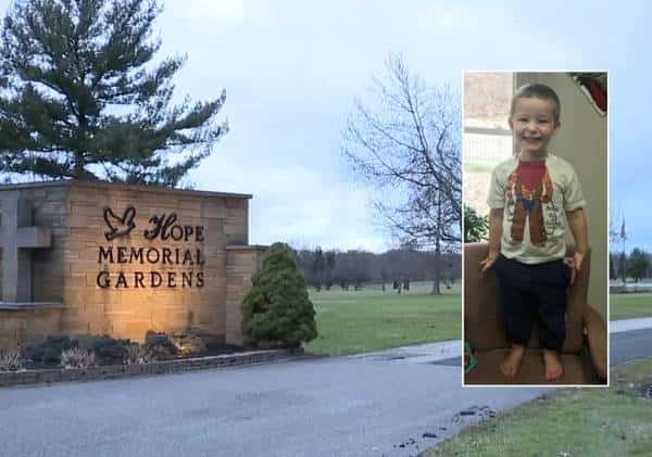 יחף בקור ולבוש בגדים רטובים: תעלומה בלב ארה"ב - ילד בן 3 ננטש בבית קברות עם כלב המשפחה