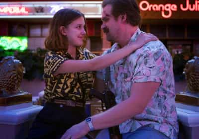 דרמה בסט של 'דברים מוזרים': מילי בובי בראון מאשימה את דיוויד הארבור בהטרדה