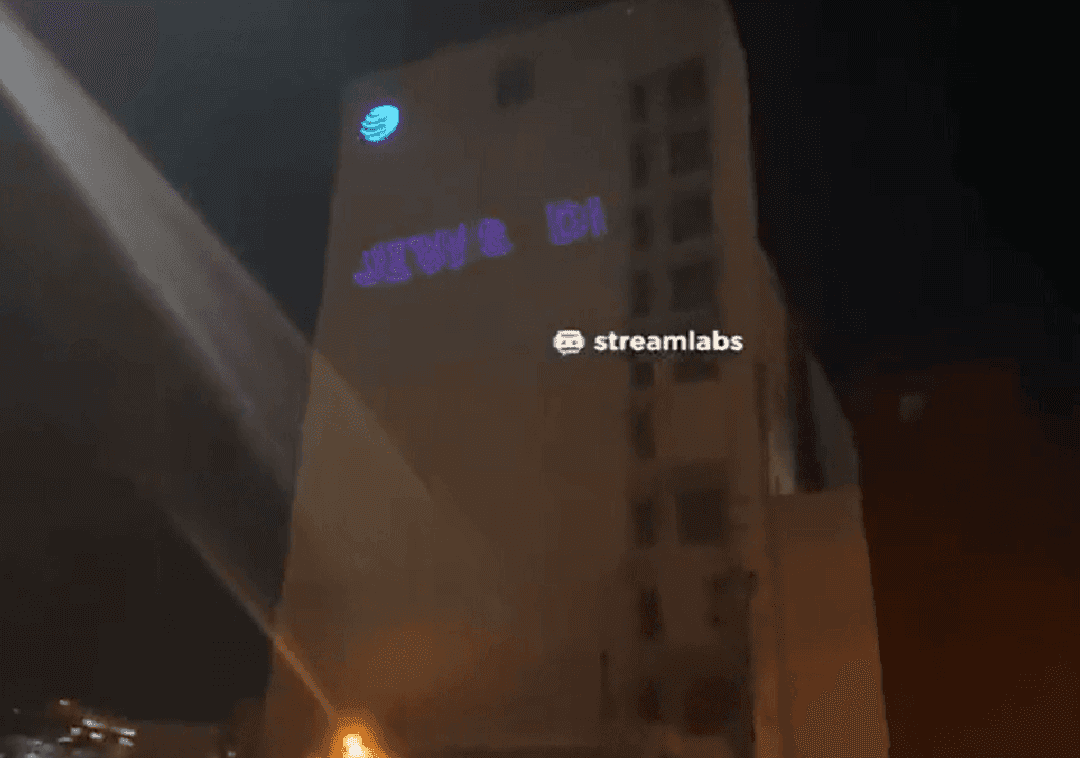 מסרים אנטישמיים הוקרנו על בניינים בפלורידה: "היהודים הרסו את ארה"ב"
