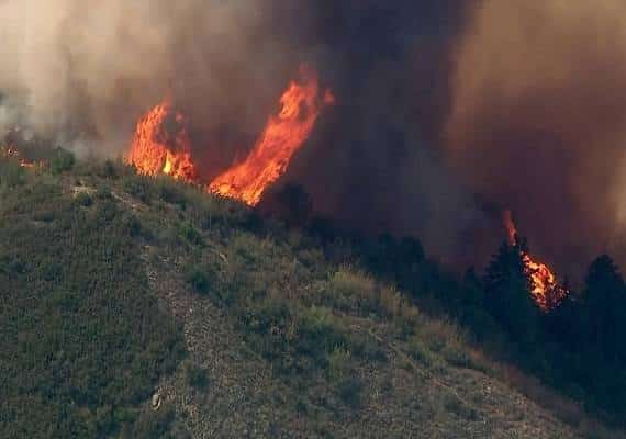 השריפה הגדולה בהיסטוריה של קליפורניה: הכבאים נלחמים באש ותנאי מזג האוויר לא עוזרים