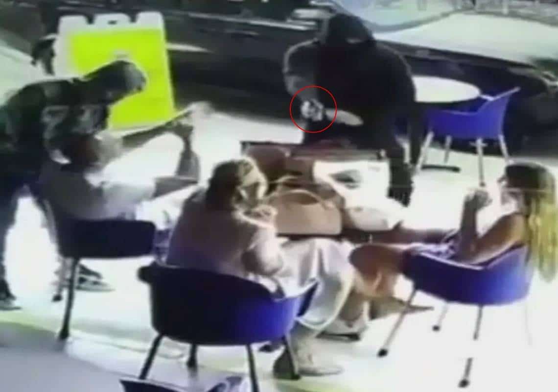 לעיני המצלמות: שתי נשים וגבר נשדדו באיומי אקדח בשד' מלרוז