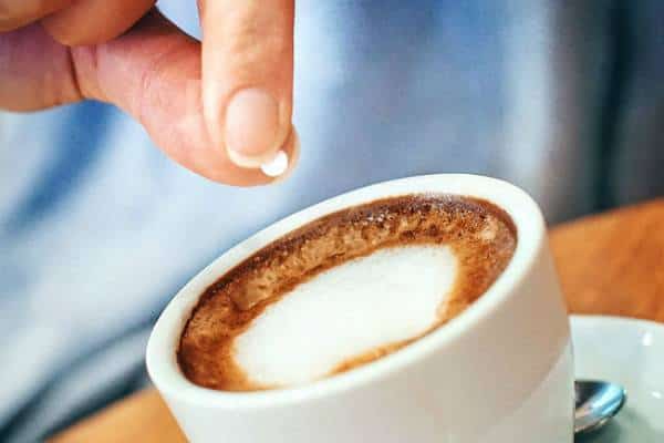 מתוק לו מתוק לא: קראו מדוע לא כדאי לכם להוסיף ממתיק מלאכותי לקפה 