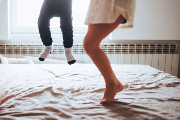 טרגדיה בניו ג'רזי: ילדה קפצה על המיטה ונפלה למותה מהקומה שלישית