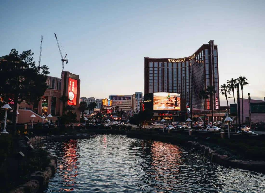 חופשה מגרדת: אורחים תובעים שני מלונות יוקרה בלאס וגאס בגלל פשפשי מיטה