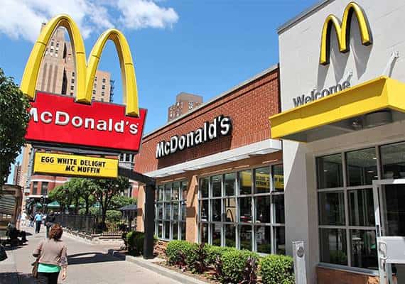 על רקע תלונות על הטרדות מיניות, מאות עובדי מקדונלדס יפתחו בשביתה