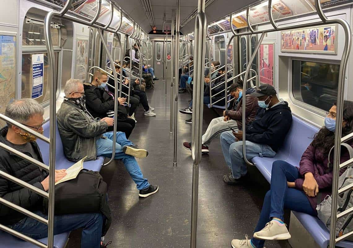 לקראת חזרה לשגרה בניו יורק? כמות הנוסעים ברכבת התחתית זינקה לשיא של 13 חודשים