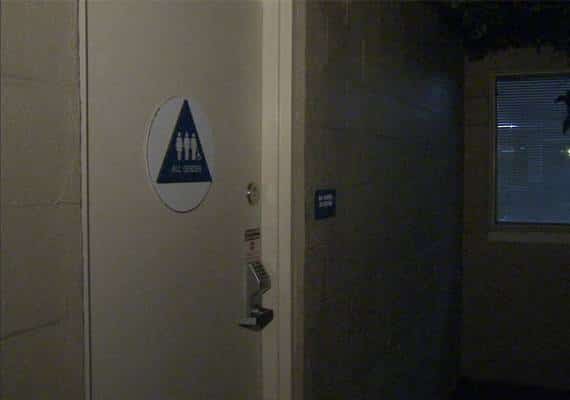 דרום קליפורניה: מפקח בנייה החביא עשרות מצלמות בשירותי העירייה