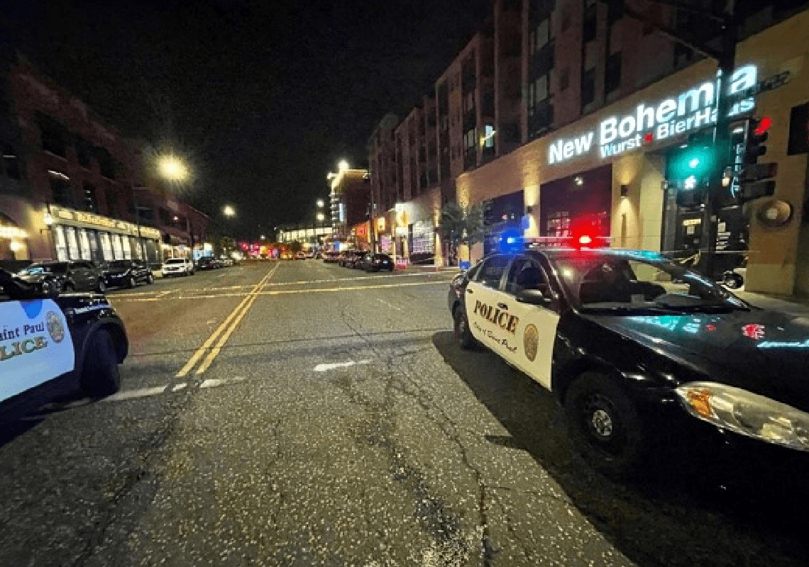 צעירה נהרגה ולפחות 15 נפצעו באירוע ירי בבר הומה אדם: "גהינום ברגע אחד"